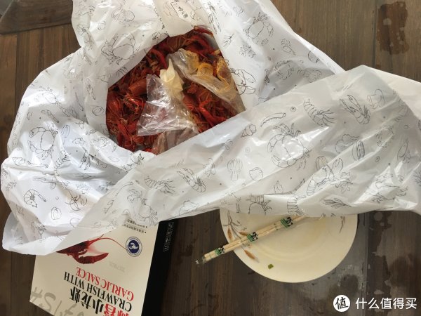 食品生鲜 生鲜食品 文章详情 将汤汤水水倒进垃圾袋里,将龙虾壳用塑料