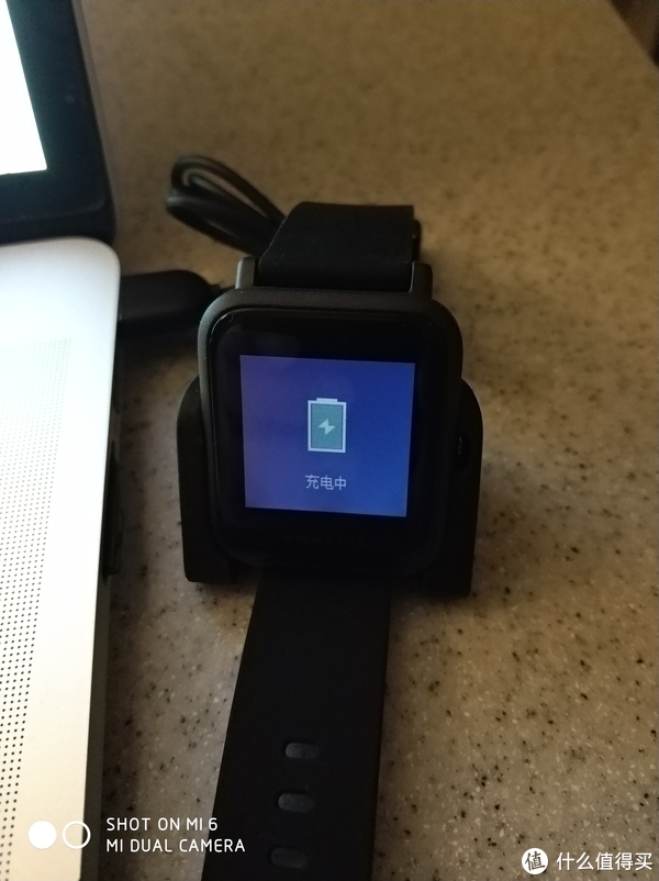 amazfit 青春版手表及充电底座