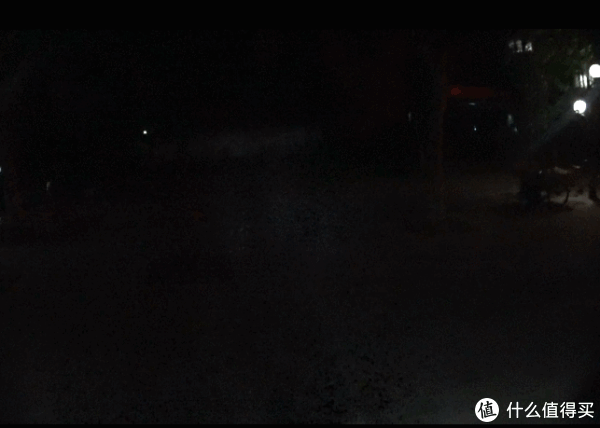 挡住灯光以后基本全黑,开灯近处的路远处的障碍物一清二楚