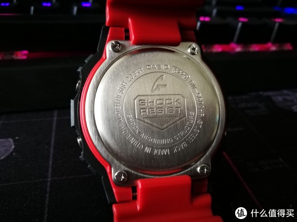 再看看手表的背面,3229的机芯,made in china,以及其他信息