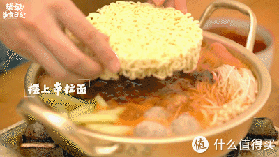 煮至沸腾,摆上一个辛拉面面饼,在面饼上铺上一片芝士,再煮几分钟,就