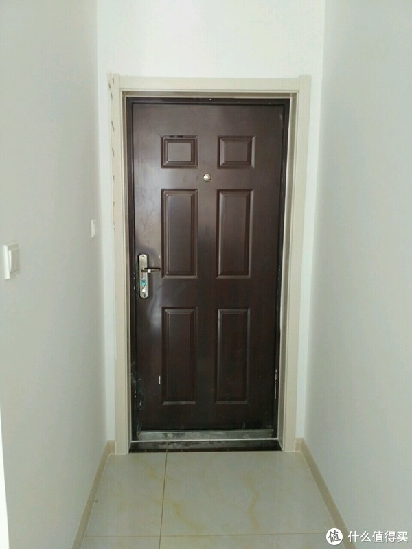大门对电梯门据说可以买一张门贴或者是压五帝钱来化解,卧室门对门