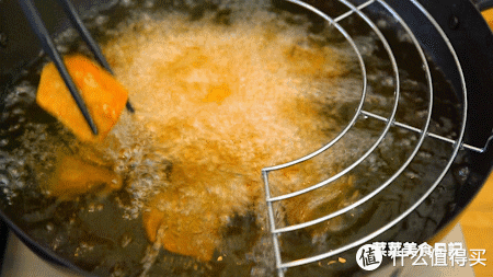 起锅热油,放入红薯,中小火炸至边边微金黄后捞出沥油