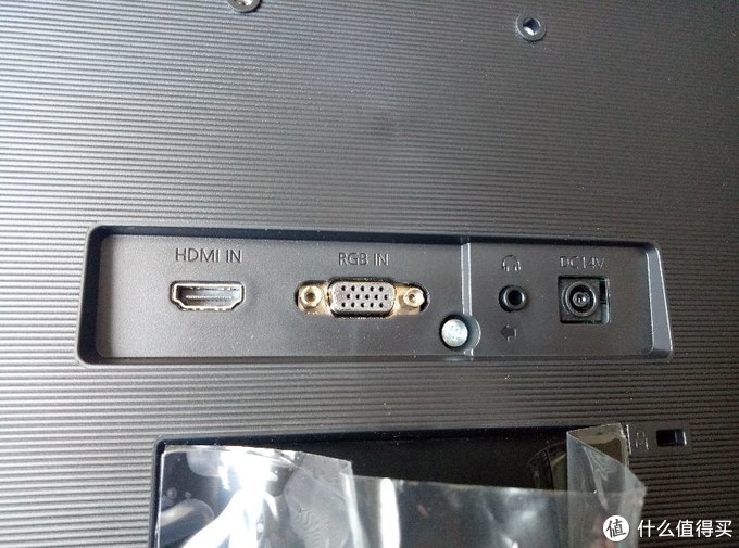 4个接口,分别是vga,hdmi,电源口,音频接口.