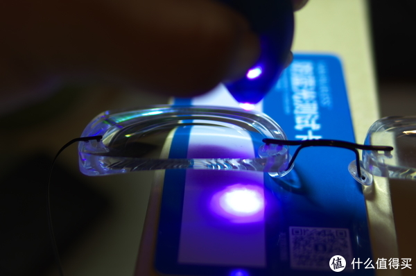 使用h家的蓝光测试卡对镜片的防蓝光情况进行测试