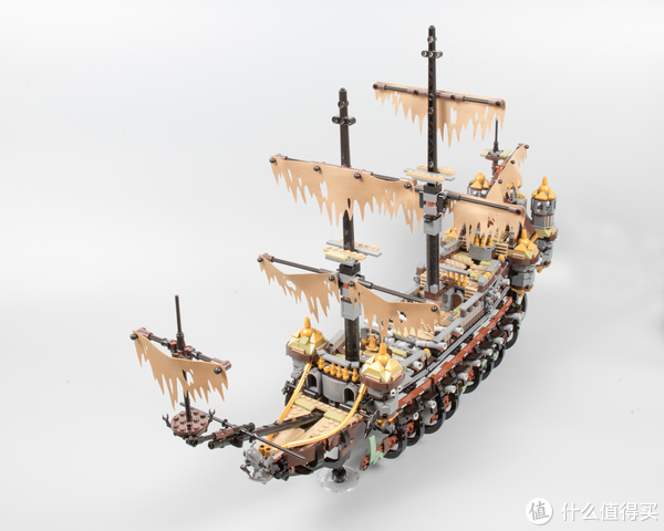 鬼船的造型独特,其弯曲如骨骼般的外形似乎违背了传统的乐高砖块常见