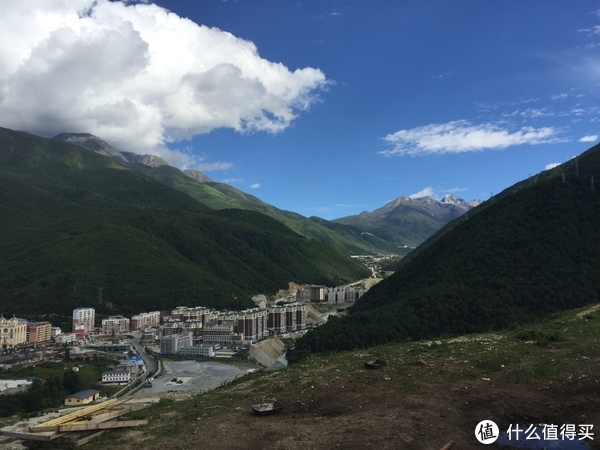 就是《康定情歌》里提到的跑马山,山顶有五色海(海拔4100m,门票50