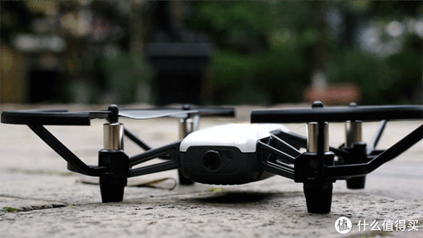 我和猫都很喜欢,该入无人机的坑了:轻巧坚固的特洛tello体验