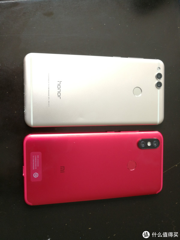 屏幕大小差不多,上下留边7x看起来还小点,都是全面平,小米6x色调淡一