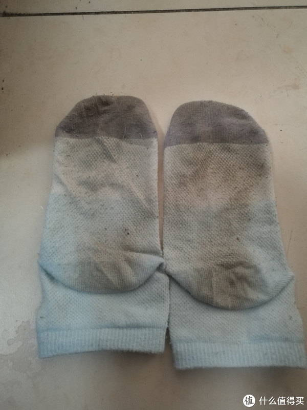 1个小时机洗后,稍微干净一点的袜子,效果比较明显,脏的那双,还是挺脏