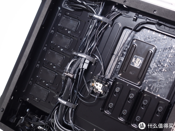 直男美学:phanteks 追风者 etg 515流光银 机箱