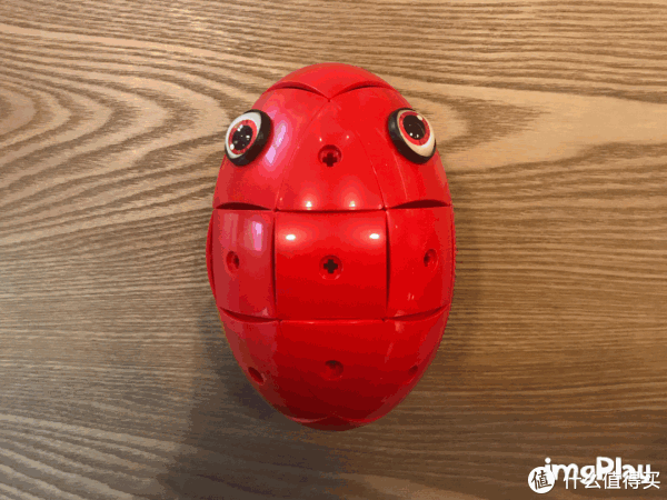 磁力蛋内部有一个金属球,内层的底座上每个都有磁铁,可以吸附在金属球