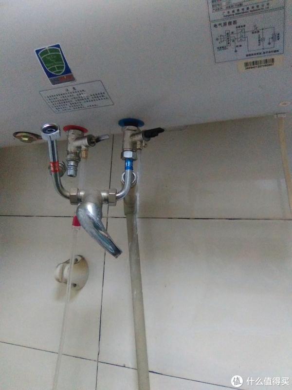 改善储水式电热水器出水不畅的尝试:用潜水泵注入缓蚀