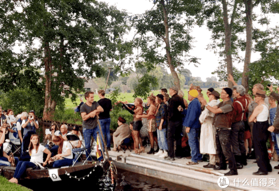 当天色暗淡,居民们早早摆出椅子占据河边的有利地形,我才意识到自己有