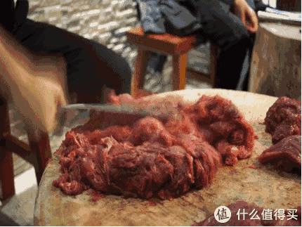 肉丸一般指的是已经煮熟再放凉的肉丸,还有一种是还没煮的,上锅直接