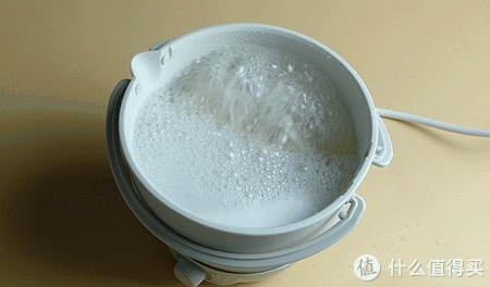 先用快煮档位将水烧至部分沸腾状态,然后放入面条.