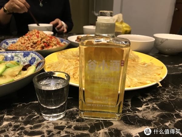 谷小酒小瓶白酒在拿起来喝的手感上没有圆瓶感觉好,另外就是瓶口太小