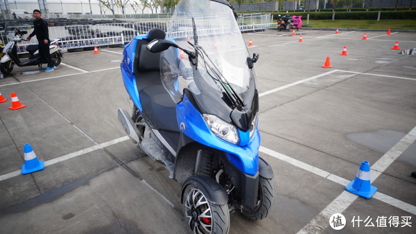 城市通勤利器新选择:意大利 adiva 倒三轮摩托车试驾体验