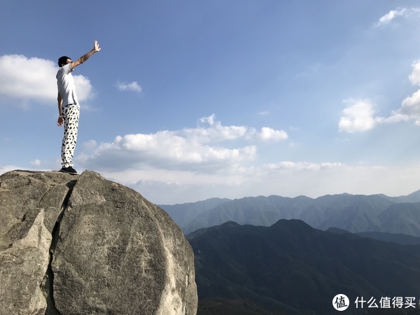 山顶有一块"浙东平安石",不过其他景色比较单一,可以远眺钱塘江.