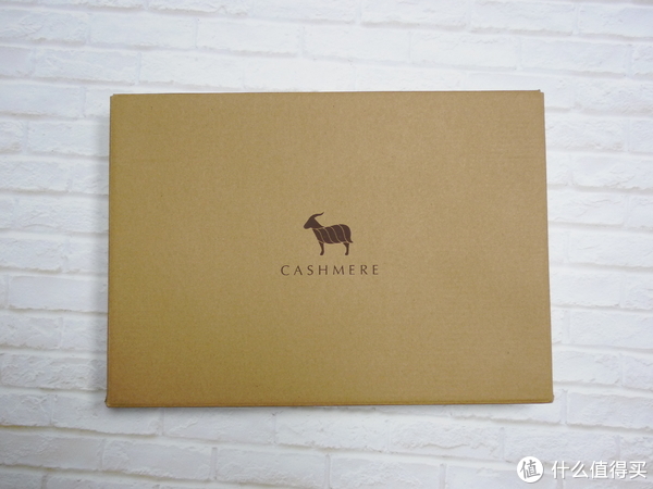 羊绒衫的包装盒并没有特别标注"诚衣"logo,取而代之的是一只羊和"