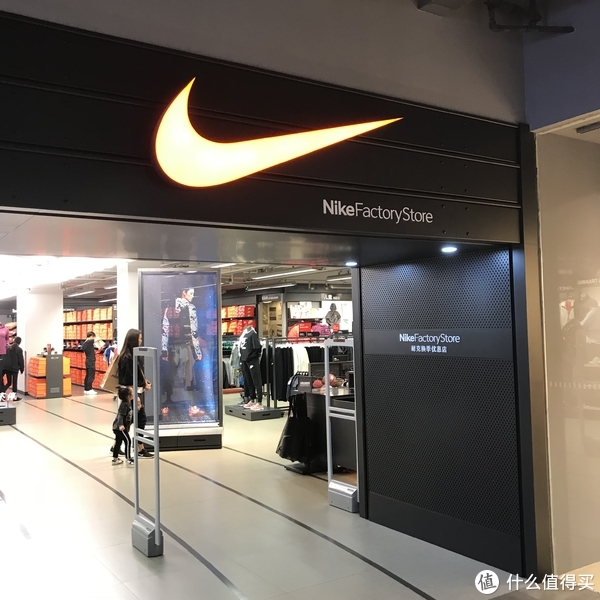 官方的折扣店,门口除了大钩子之外,还有nike factory store耐克换季