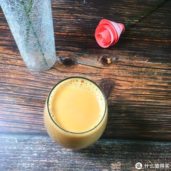 【自制奶茶】 原料:红茶,牛奶,白糖