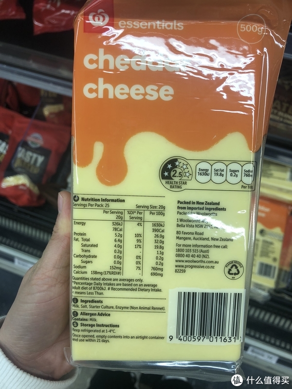 这是一块500克包装的cheddar奶酪,营养成分表上写有建议每包切成25块
