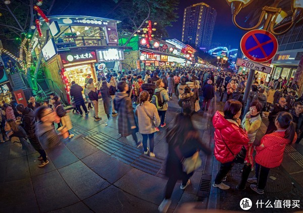 夜晚的好吃街,人山人海啊,也阻止不了我冲到店前狂吃.