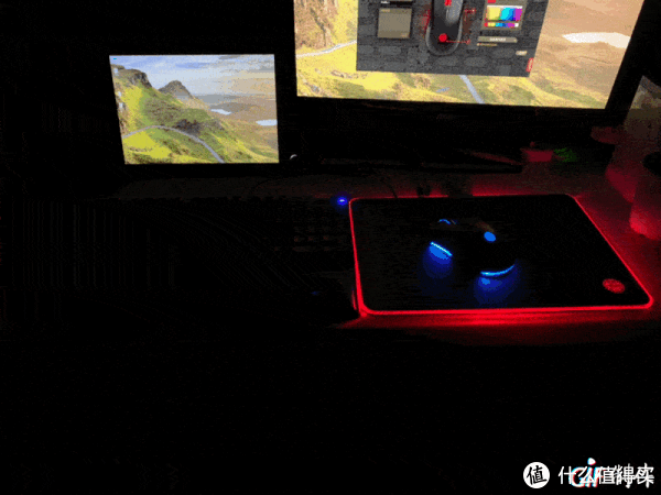 最后是鼠标垫了,鼠标垫是硬板类型,相比布材质的更为光滑,第一次用