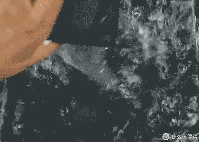 科技资讯 篇三:小米9变态级防水测试:除了洗澡还要泡水池,扛得住吗?