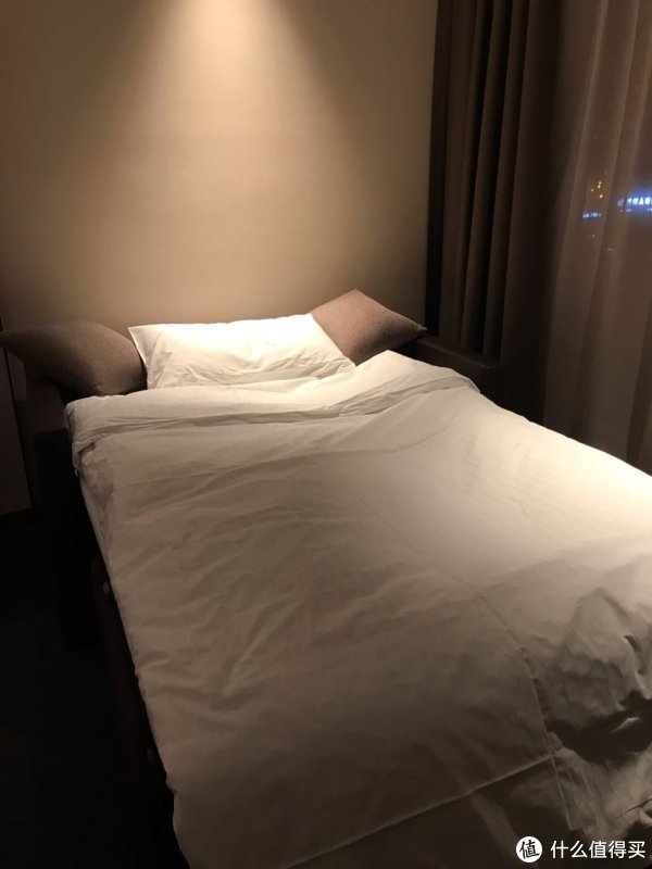 酒店看到带孩子的,自动升级为高级大床房,带一个沙发床