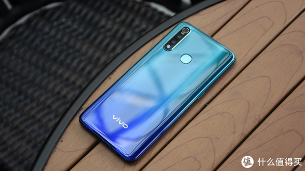 vivo z5x 全面屏手机外观展示(屏幕|摄像头|充电器|数据线|扬声器)