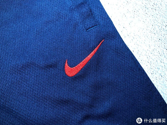 刺绣的nike swoosh.