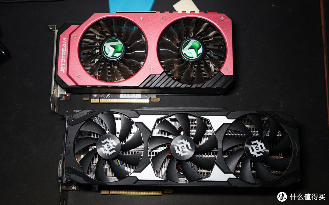 gaming显卡是三风扇的设计,自然比双风扇设计的铭瑄gtx970要长上一段