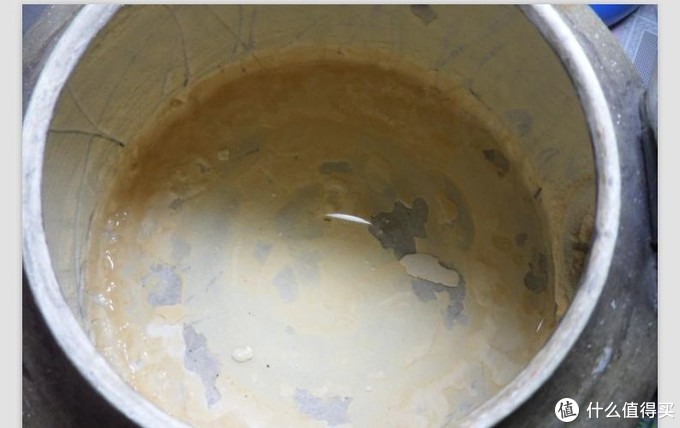 水垢俗称"水锈,水碱,是指硬水煮沸后所含矿质附着在容器(如锅,壶等)