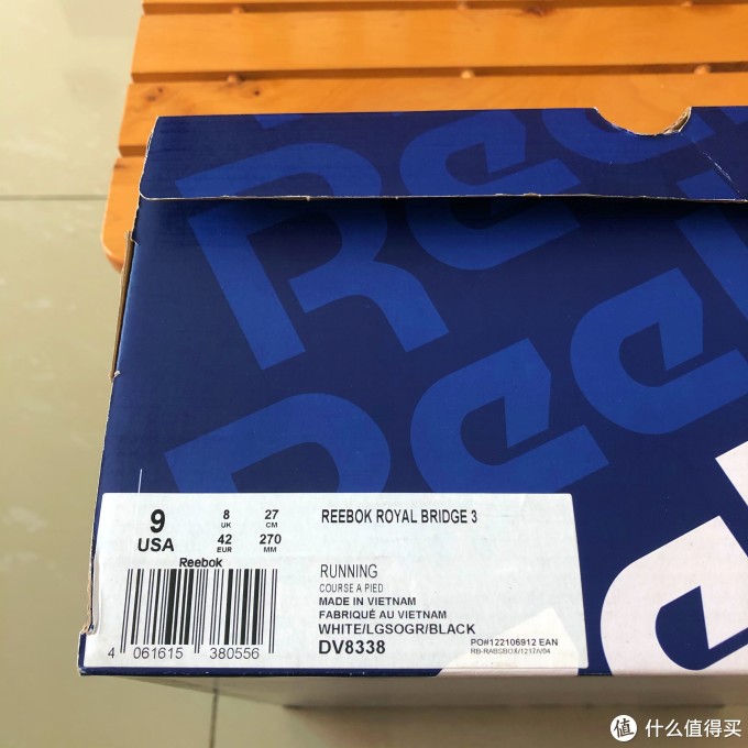 蓝色的鞋盒挺好看,reebok的标签印满整个纸盒.