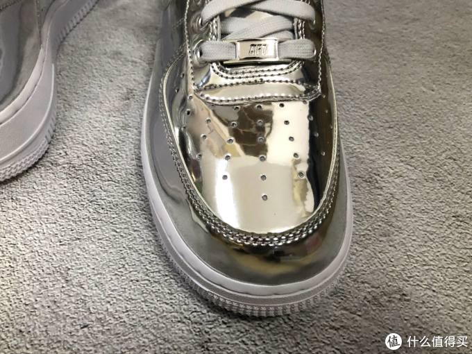 相当炫酷,鞋舌的材质有点像是绸的摸起来很舒服,44的尺码我穿上有些大