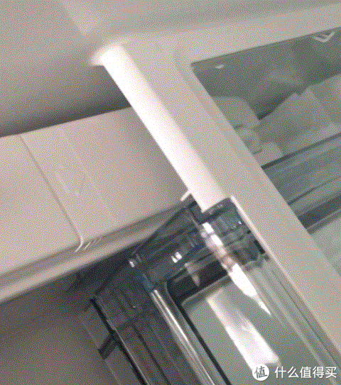 22日晚11点在储水盒内加的水,早晨7点打开制冰盒,已经收获了半盒冰块