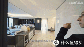 左边则安装了镂空屏风 透过精致的镂空花纹 便能看到通往二楼的楼梯
