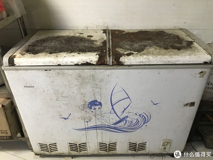 老式柜型冰箱,卖冰棍用的那种冰箱,还能看到品牌logo