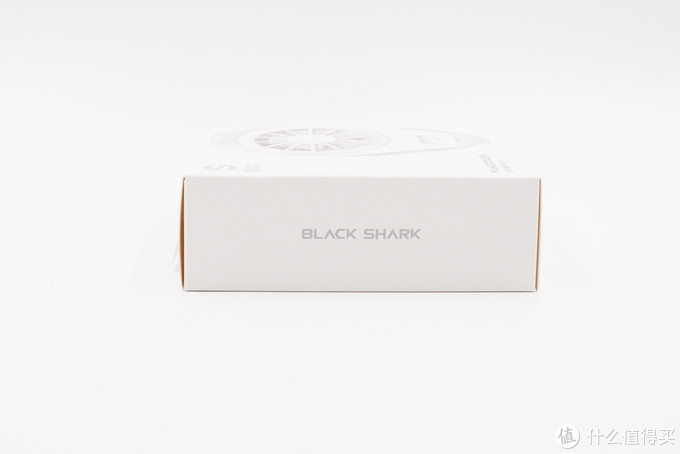 产品包装盒顶部带有挂钩,正面印有外观图,black shark品牌以及冰封