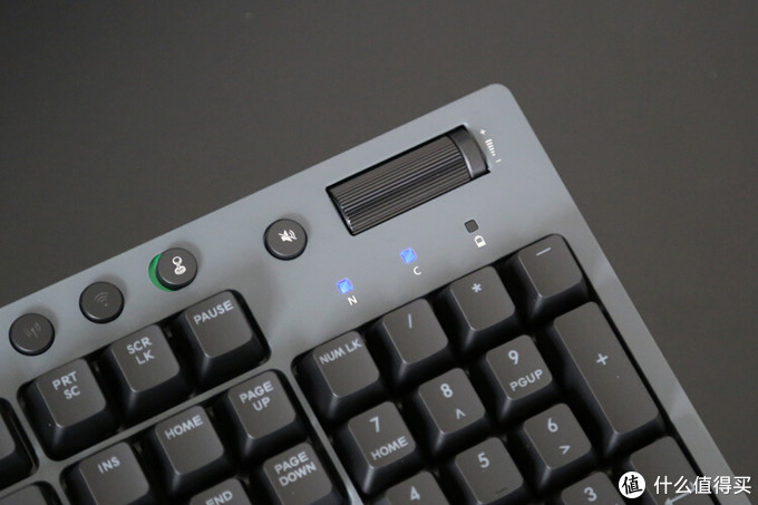 键盘右侧面为开关按钮,长按开关机,短按可查看电量.