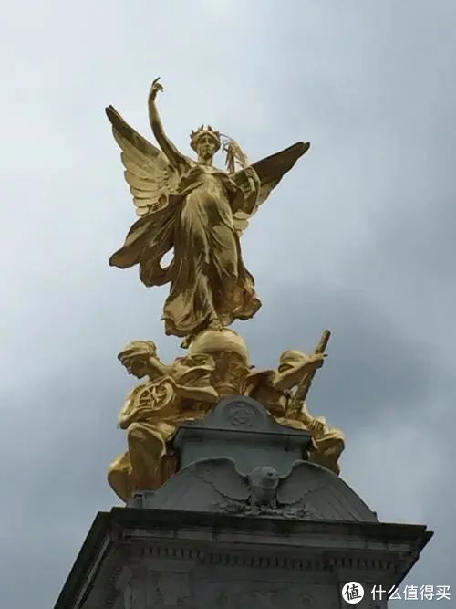 旅游出行 国外旅游 文章详情 白金汉宫广场的胜利女神像卢浮宫的这尊