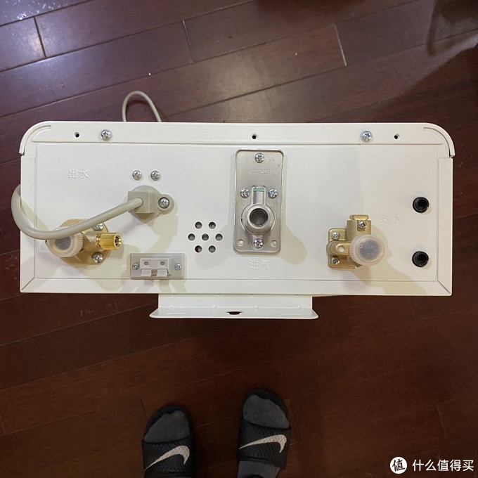 佳尼特燃气热水器>文章详情> 在主机底部,除了长长的电源线之外,左右