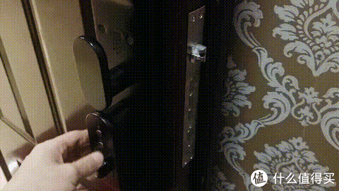 通过机械按钮进行开门锁门.门内反锁机械锁.