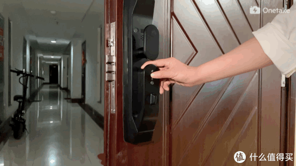 为两种方式,通过电子按钮进行开门锁门或者通过机械按钮进行开门锁门