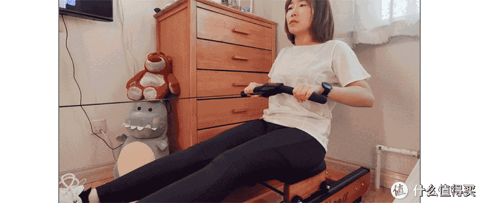 划船机相对其他健身器材来说,娱乐性更强,也更容易坚持,可以锻炼全身