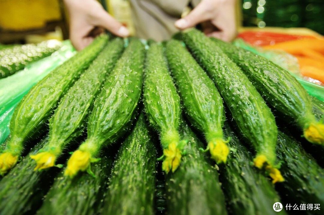 健康饮食篇十五买黄瓜时碰上带花黄瓜切记别买可能有激素再新鲜也不吃