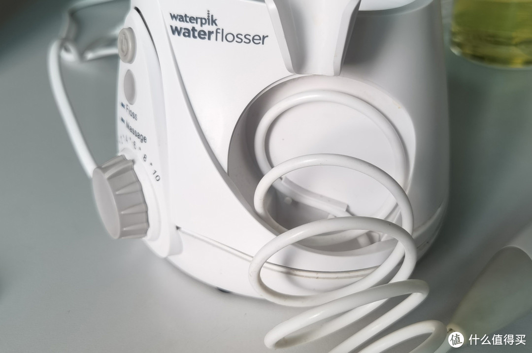 >冲牙器>waterpik/洁碧冲牙器>文章详情> 把手柄和软管从外壳中穿过去