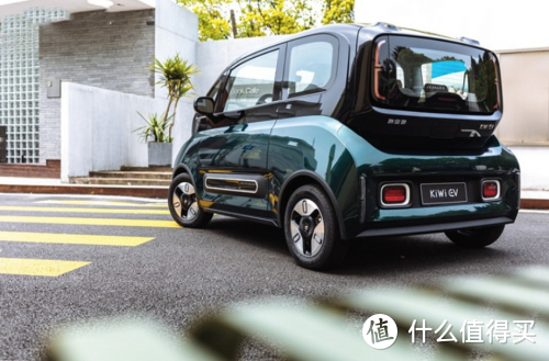 宝骏kiwi ev是一款非常适合年轻人在城市内代步通勤的微型电动汽车